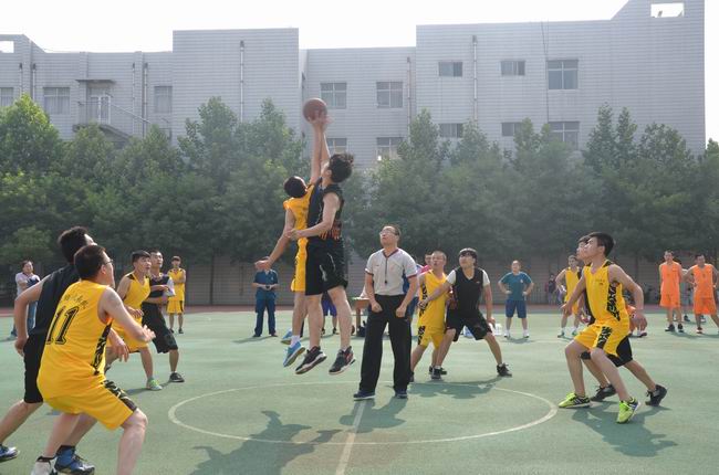 借助夏日火热激情 “pp电子奥林匹斯之门杯”男子篮球赛鸣哨开